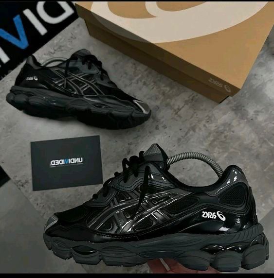 Titre : ASICS Gel-Cumulus 9 "Black/Silver" - Confort et Style Rétro