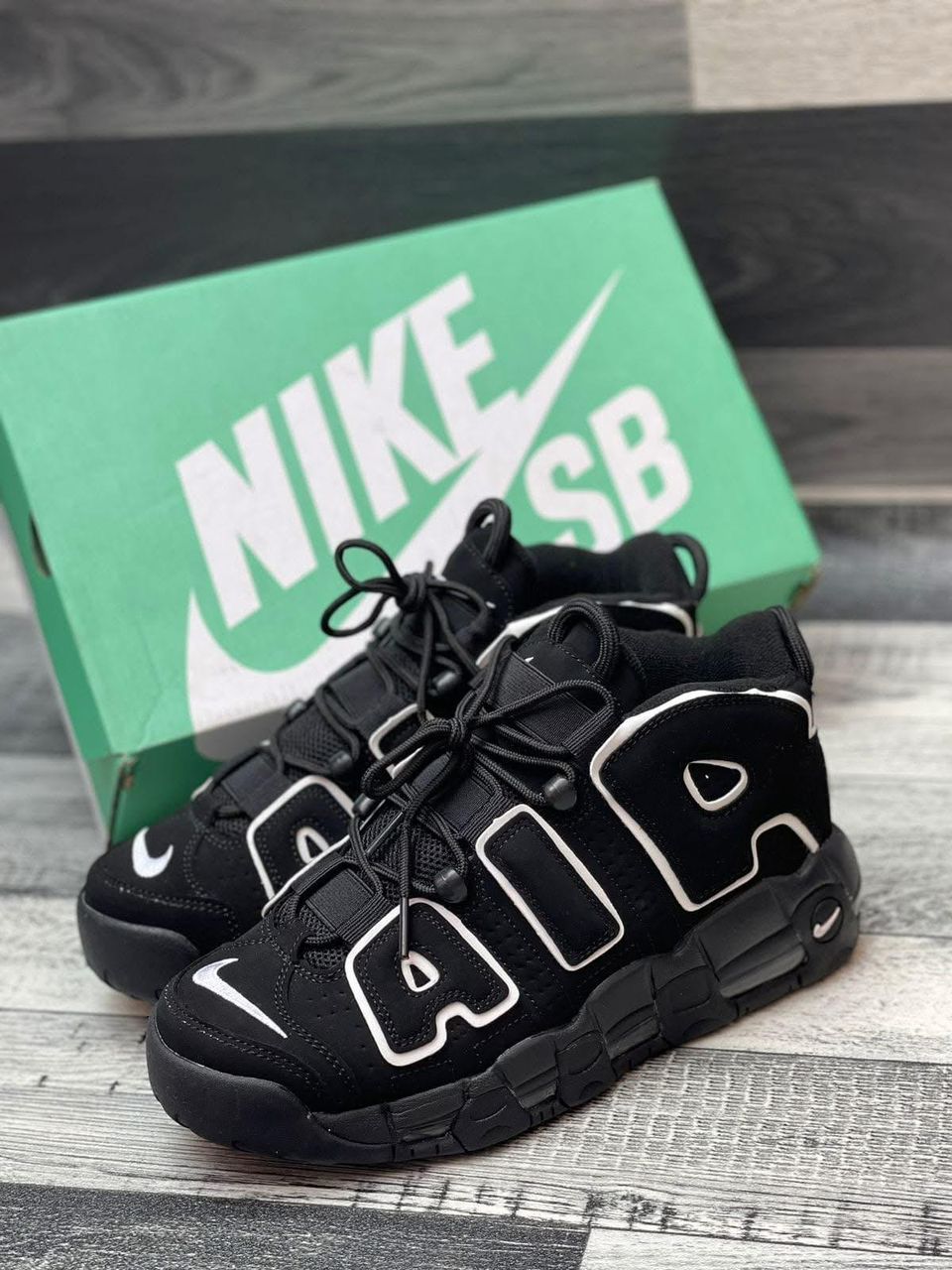 Sneaker Kingdom : Pour un nom qui met l'accent sur la qualité et la diversité des modèles.