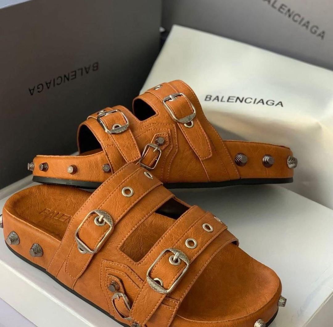 Studs & Straps" par Balenciaga