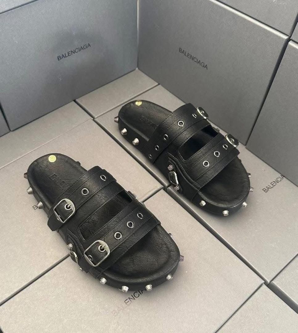 Studs & Straps" par Balenciaga