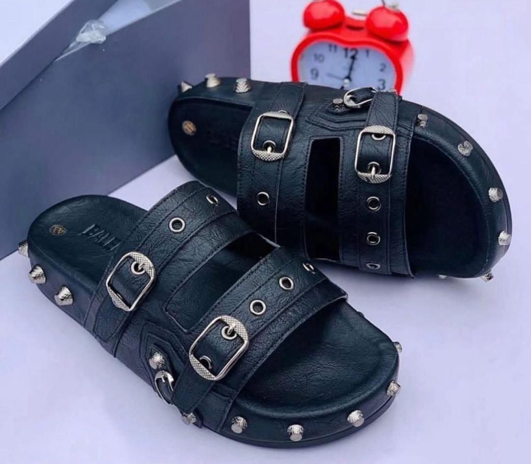 Studs & Straps" par Balenciaga