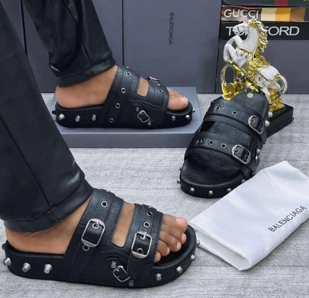 Studs & Straps" par Balenciaga