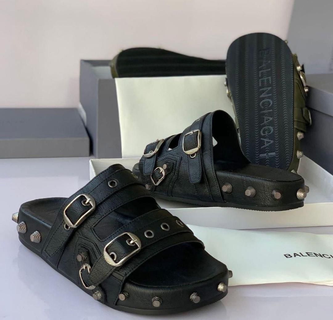 Studs & Straps" par Balenciaga