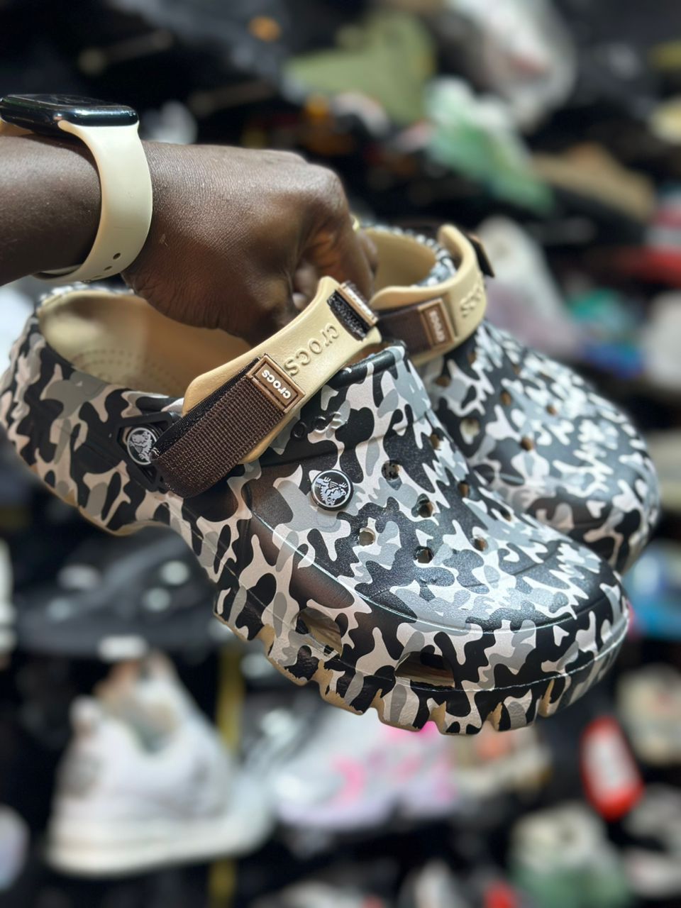 Titre : Crocs Camouflage : Tendance et confort pour vos pieds !