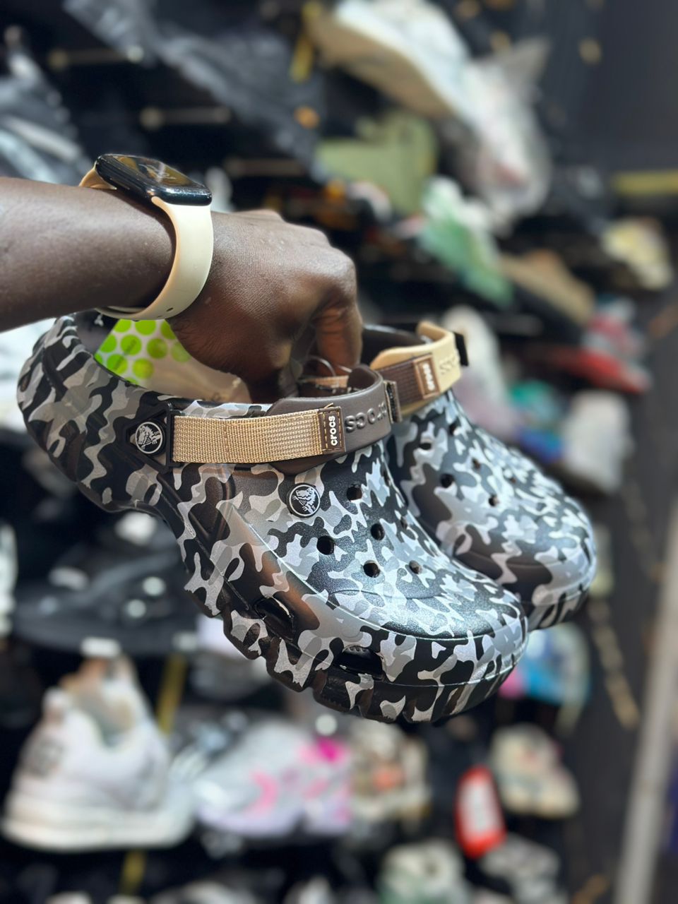 Titre : Crocs Camouflage : Tendance et confort pour vos pieds !