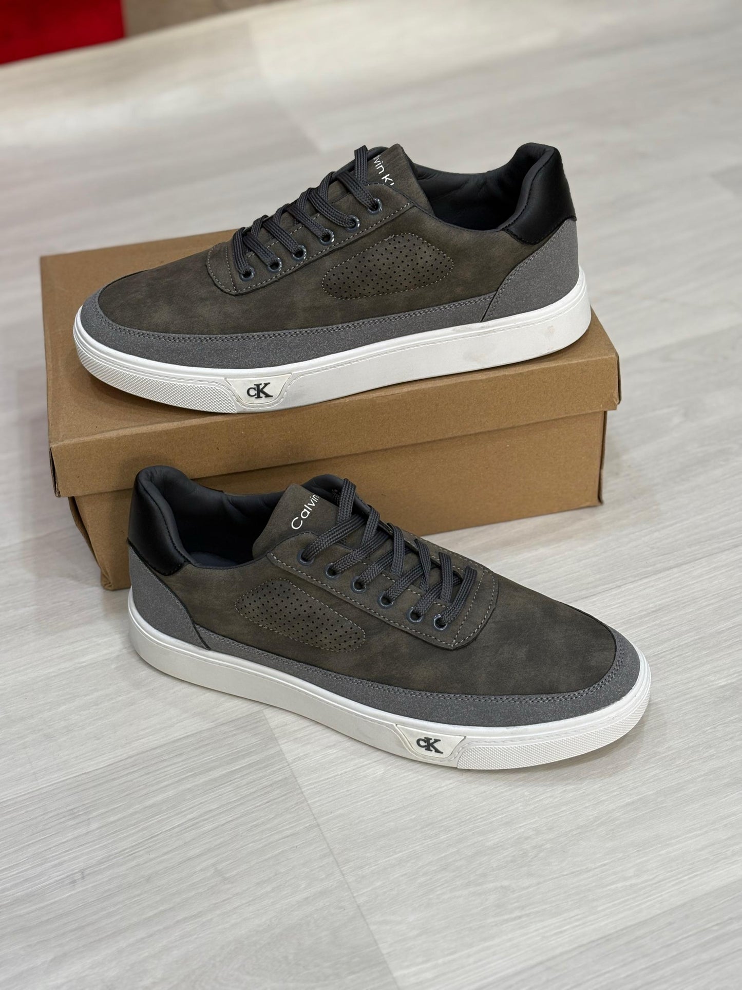 Titre : Collection de Baskets Calvin Klein & Co. - L'Élégance Décontractée à Vos Pieds