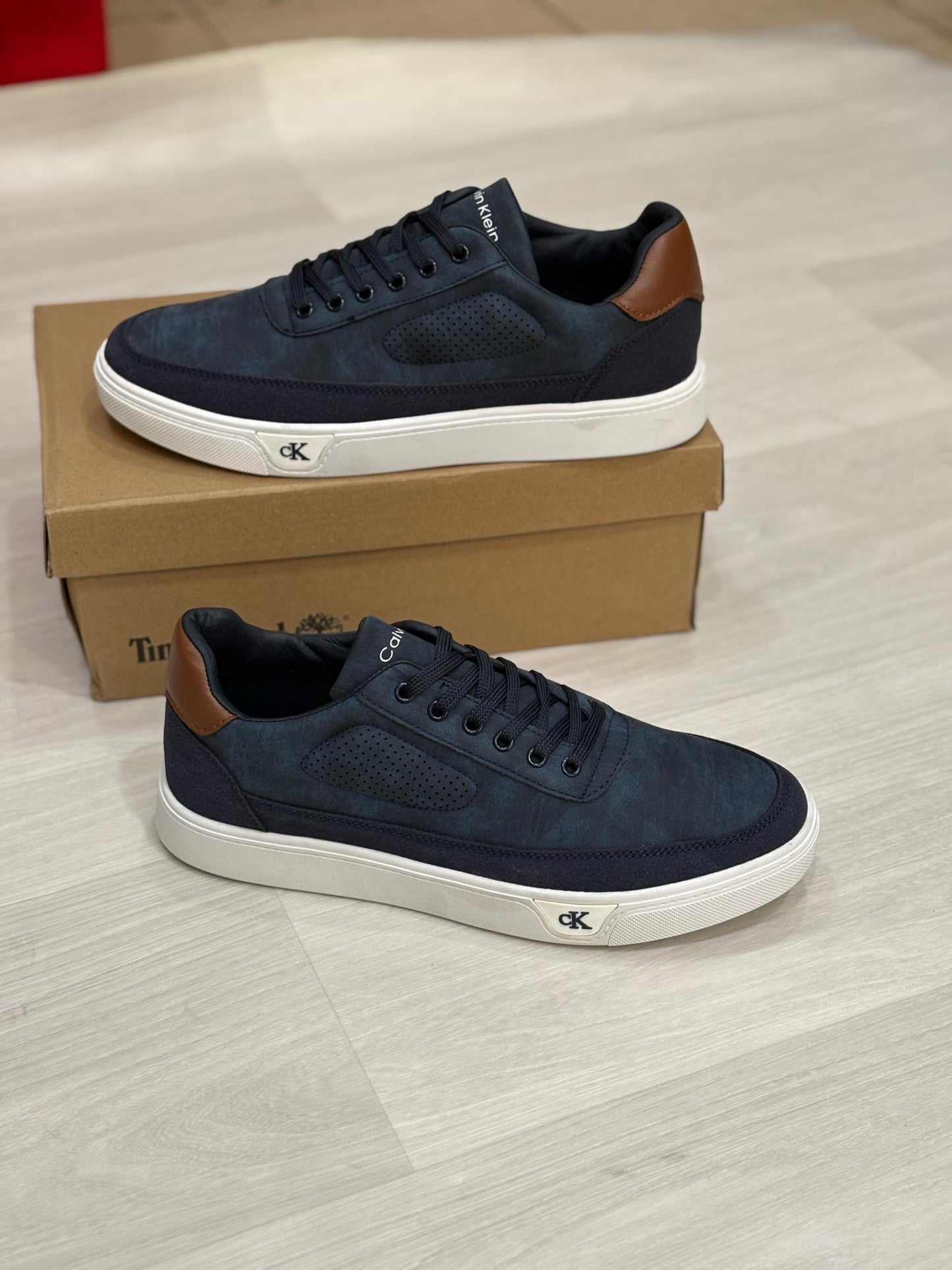 Titre : Collection de Baskets Calvin Klein & Co. - L'Élégance Décontractée à Vos Pieds