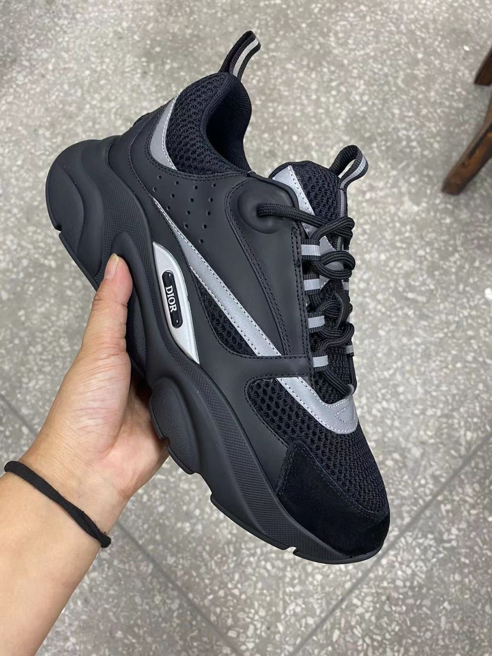 DIOR B22 : Un style moderne et audacieux
