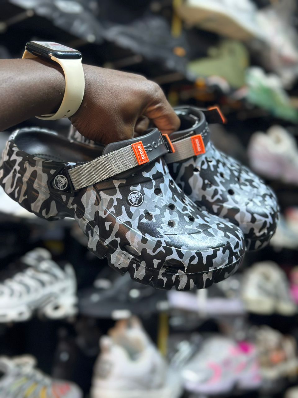 Titre : Crocs Camouflage : Tendance et confort pour vos pieds !