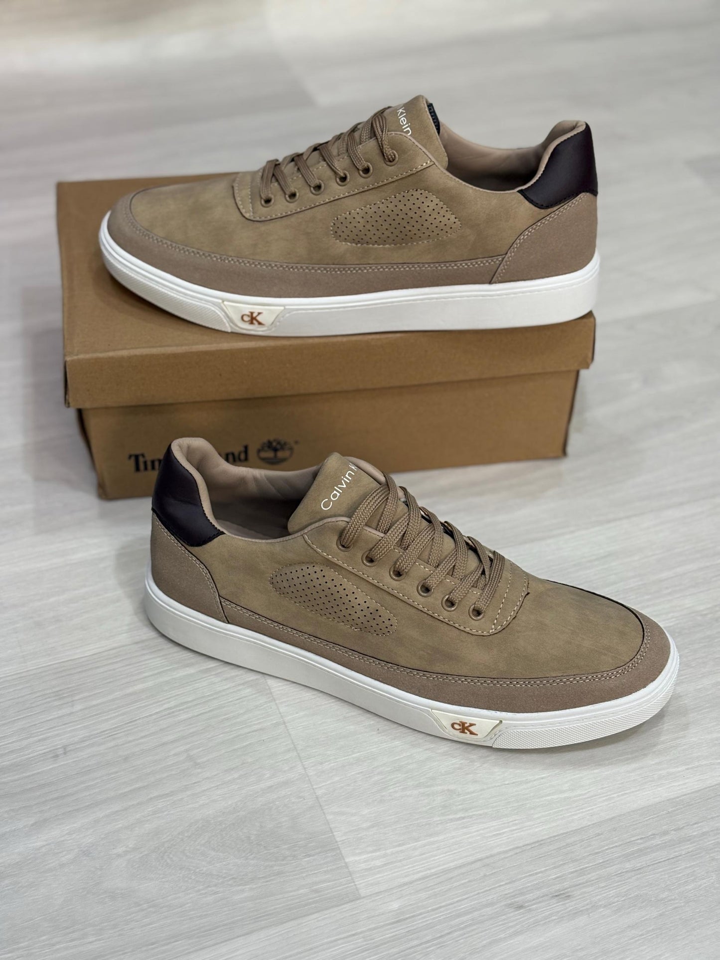 Titre : Collection de Baskets Calvin Klein & Co. - L'Élégance Décontractée à Vos Pieds
