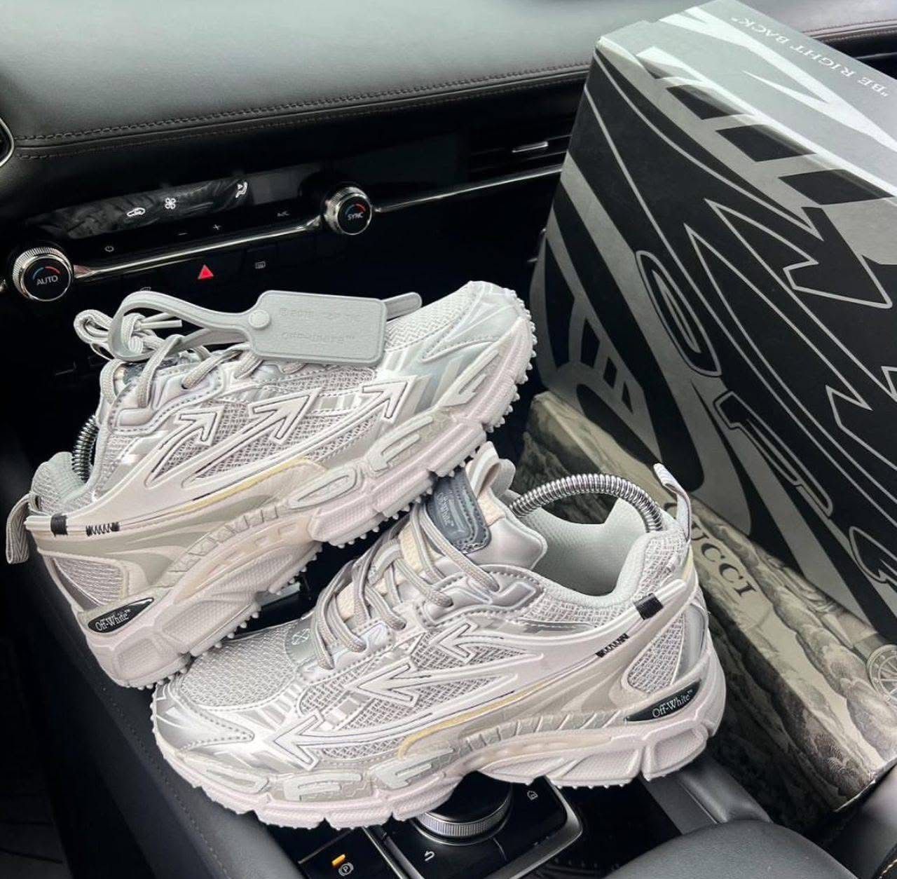 Foot Forward : Sneakers pour un style futuriste
