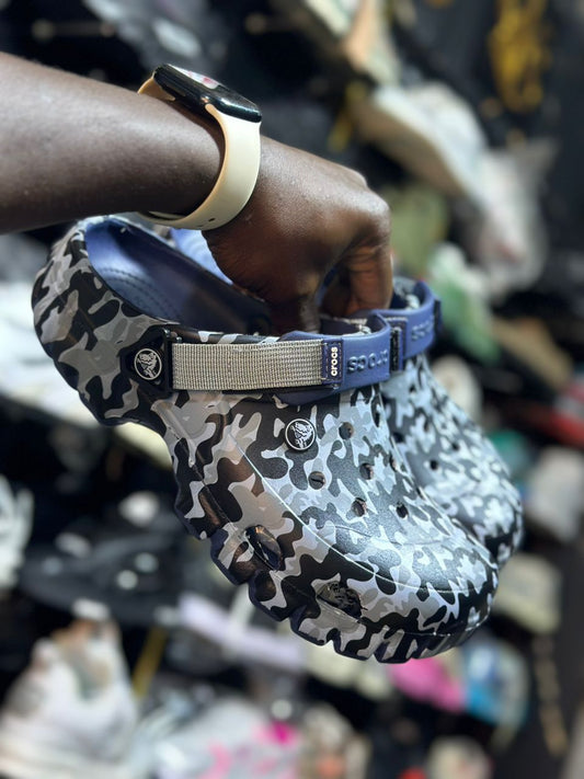 Titre : Crocs Camouflage : Tendance et confort pour vos pieds !